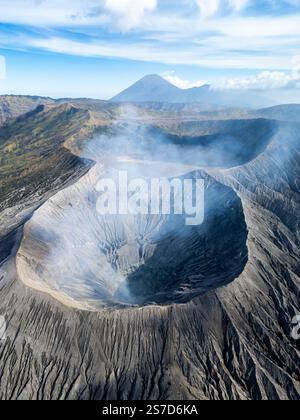 Una vista sui crateri fumanti e sulla bellezza panoramica della caldera del vulcano Bromo, a Giava Orientale, Indonesia Foto Stock