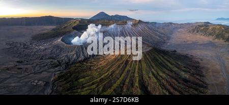 Vista aerea dei crateri fumanti e della bellezza panoramica della caldera del vulcano Bromo, a Giava Est, Indonesia Foto Stock