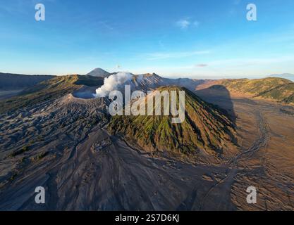 Vista aerea dei crateri fumanti e della bellezza panoramica della caldera del vulcano Bromo, a Giava Est, Indonesia Foto Stock