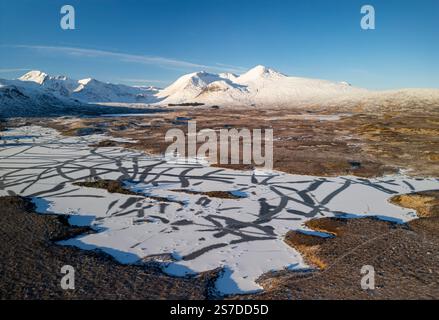 Vista aerea dal drone del paesaggio invernale ghiacciato di Rannoch Moor, Highlands scozzesi, Scozia, Regno Unito Foto Stock