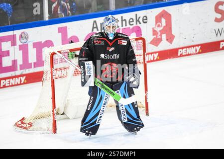 Florian Bugl (Straubing Tigers), Eishockey Herren, Deutsche Eishockey Liga, Penny DEL, 38.Spieltag, Saison 2024 2025 am 19.01.2025 im Eisstadion am Pulverturm, Straubing Tigers (schwarz) gegen Löwen Loewen Frankfurt (weiss) Foto Stock