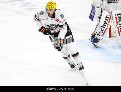 Markus Lauridsen (Löwen Loewen Frankfurt), Eishockey Herren, Deutsche Eishockey Liga, Penny DEL, 38.Spieltag, Saison 2024 2025 am 19.01.2025 im Eisstadion am Pulverturm, Straubing Tigers (schwarz) gegen Löwen Loewen Frankfurt (weiss) Foto Stock