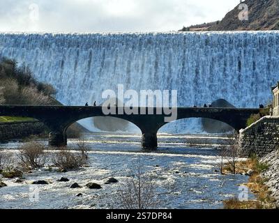 Elan Valley Caban Coch Dam, con vista delle persone dal ponte, Rhyader, Galles centrale. Foto Stock