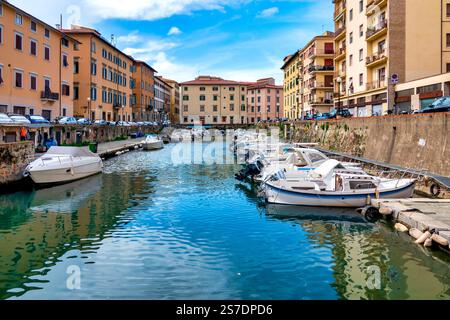 Un canale nel quartiere Venezia nuova di Livorno, in Italia, che riflette la storica architettura medicea e il patrimonio marittimo della città. Foto Stock