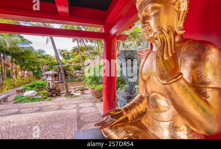 Funchal, Madeira - 29 ottobre 2024: Giardino tropicale e Asian Monte Palace a Funchal. Foto Stock