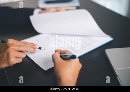 Uomini d'affari che firmano contratto fare accordo con il concetto di agente di assicurazione sulla vita per consulente assicurazione sanitaria assicurazione sulla vita piano di risparmio. Approvato S Foto Stock