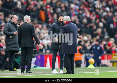 Manchester, Regno Unito. 19 gennaio 2025. Il capo allenatore del Manchester United Ruben Amorim stringe la mano a Sir Alex Ferguson durante la partita Manchester United FC vs Brighton and Hove Albion FC English Premier League all'Old Trafford, Manchester, Inghilterra, Regno Unito il 19 gennaio 2025 Credit: Phil Duncan/Every Second Media Credit: Every Second Media/Alamy Live News Foto Stock