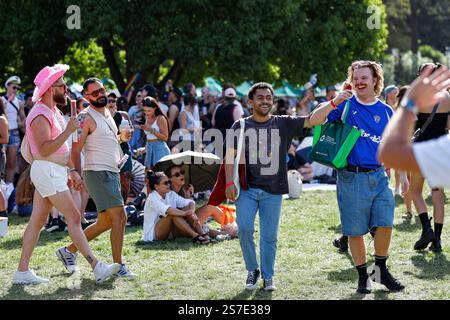 Melbourne, Australia. 19 gennaio 2025. La folla si riunisce per festeggiare, abbracciando la vibrante atmosfera del Carnevale di Midsumma. Il Midsumma Carnival prende il via, il festival LGBTQIA di Melbourne, trasformando gli Alexandra Gardens in una vibrante celebrazione di orgoglio, diversità e comunità con spettacoli, bancarelle e festeggiamenti gioiosi. (Foto di Ye Myo Khant/SOPA Images/Sipa USA) credito: SIPA USA/Alamy Live News Foto Stock
