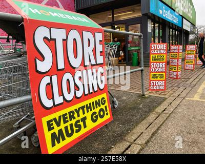 Homebase, Orpington, una delle catene di negozi fai da te che chiudono dopo che la società è entrata in amministrazione nel novembre 2024. Kent, Regno Unito. Foto Stock