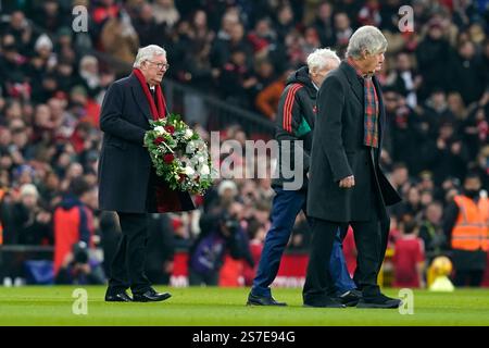 Manchester, Regno Unito. 19 gennaio 2025. L'ex allenatore del Manchester United Sir Alex Ferguson stende una corona per Denis Law durante la partita di Premier League all'Old Trafford, Manchester. Il credito per immagini dovrebbe essere: Andrew Yates/Sportimage Credit: Sportimage Ltd/Alamy Live News Foto Stock