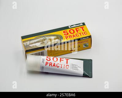 Kiev, Ucraina - 16 agosto 2024: Studio Shoot of Collonil Soft Practic Shoot Care cream closeup on White. Foto Stock
