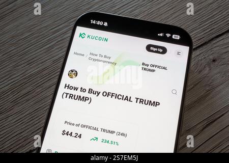 OSTRAVA, CECHIA - 19 GENNAIO 2025: Sito web di KuCoin con articolo su come acquistare la criptovaluta ufficiale TrumpCoin TRUMP Foto Stock