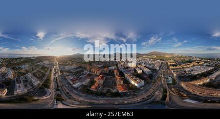Aerea di San Pedro Alcantara Boulevard Marbella al tramonto con la sede della costa mediterranea della Costa del Sol. Pronto per VR equirettangolare 360 Foto Stock