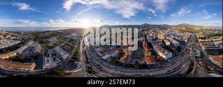 Aerea di San Pedro Alcantara Boulevard Marbella al tramonto con la sede della costa mediterranea della Costa del Sol. Pronto per VR equirettangolare a 360 gradi Foto Stock