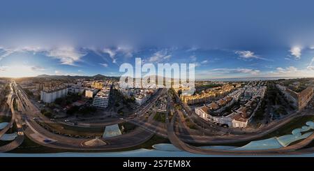 Pronto per VR equirettangolare panoramica a 360 gradi. Aerea di San Pedro Alcantara Boulevard Marbella al tramonto con la sede della costa mediterranea del sole Foto Stock