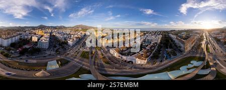 San Pedro de Alcantara Boulevard Aerial Marbella al tramonto con la casa della costa mediterranea della Costa del Sol. Pronto per VR equirettangolare a 360 gradi Foto Stock