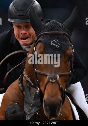 Lipsia, Germania. 19 gennaio 2025. Sport equestre/salto, Coppa del mondo, gara di salto ostacoli con salto. Willem Greve, proveniente dai Paesi Bassi, percorre l'autostrada TN N.O.P. attraverso il percorso. Crediti: Hendrik Schmidt/dpa/Alamy Live News Foto Stock