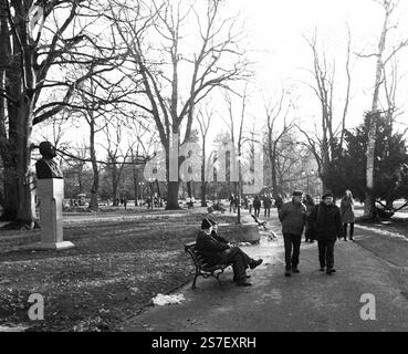 Persone in una passeggiata nel giardino di Borisova, Sofia, Bulgaria Foto Stock