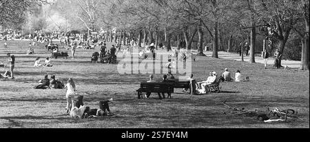Persone in una passeggiata nel giardino di Borisova, Sofia, Bulgaria Foto Stock