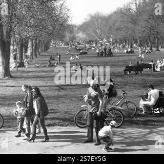 Persone in una passeggiata nel giardino di Borisova, Sofia, Bulgaria Foto Stock