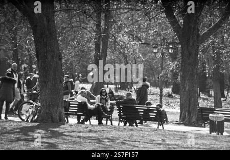Persone in una passeggiata nel giardino di Borisova, Sofia, Bulgaria Foto Stock