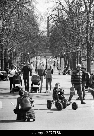 Persone in una passeggiata nel giardino di Borisova, Sofia, Bulgaria Foto Stock