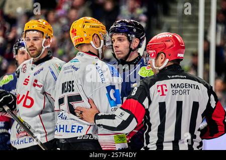 Christian Wejse (Fischtown Pinguins, #65), Yannick Veilleux (Eisbaeren Berlin, #38), GER, Eisbaeren Berlin vs. Fischtown Pinguins, Eishockey Herren, Deutsche Eishockey Liga, Saison 2024/2025, 38. Spieltag, 19.01.2025. Foto: Eibner-Pressefoto/ Claudius Rauch Foto Stock