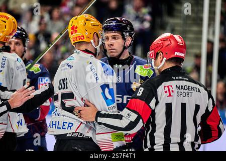 Christian Wejse (Fischtown Pinguins, #65), Yannick Veilleux (Eisbaeren Berlin, #38), GER, Eisbaeren Berlin vs. Fischtown Pinguins, Eishockey Herren, Deutsche Eishockey Liga, Saison 2024/2025, 38. Spieltag, 19.01.2025. Foto: Eibner-Pressefoto/ Claudius Rauch Foto Stock