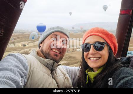 i passeggeri in mongolfiera potranno ammirare le viste all'interno del cestino in mongolfiera in inverno. Concetto di volo in mongolfiera in Cappadocia Foto Stock