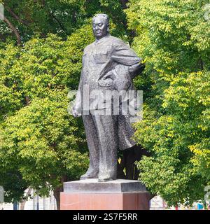 Shanghai, Cina. 7 gennaio 2025. Grande statua in bronzo dell'ex sindaco Chen Yi nel centro della città Foto Stock