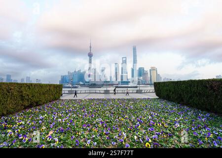 Shanghai, Cina. 7 gennaio 2025. Vista dello skyline della città sul fiume Huangpu nel centro della città Foto Stock
