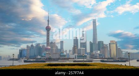 Shanghai, Cina. 7 gennaio 2025. Vista dello skyline della città sul fiume Huangpu nel centro della città Foto Stock