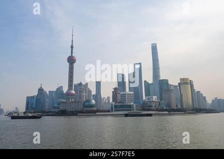 Shanghai, Cina. 7 gennaio 2025. Vista dello skyline della città sul fiume Huangpu nel centro della città Foto Stock