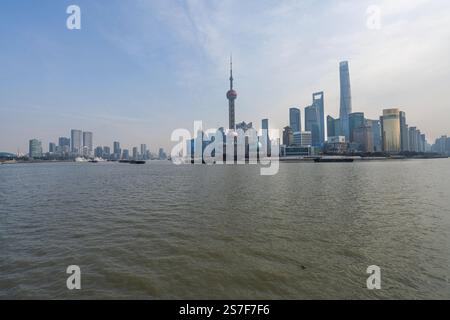 Shanghai, Cina. 7 gennaio 2025. Vista dello skyline della città sul fiume Huangpu nel centro della città Foto Stock