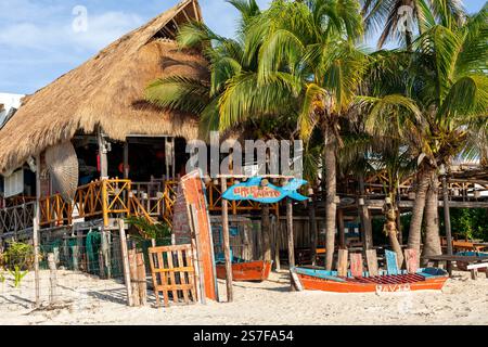 Messico, Puerto Morelos, ristorante sulla spiaggia, rustico senza persone Foto Stock