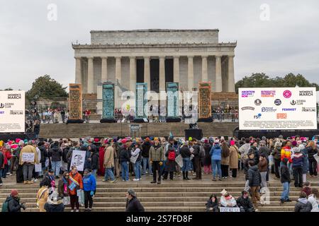 Washington, DC, Stati Uniti. 18 gennaio 2025. I manifestanti si riuniscono al Lincoln Memorial mentre partecipano alla marcia popolare contro il presidente eletto Donald Trump a Washington, DC. Credito: SOPA Images Limited/Alamy Live News Foto Stock