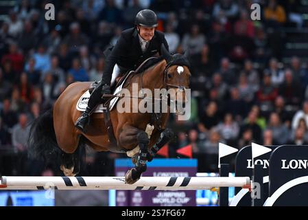Lipsia, Germania. 19 gennaio 2025. Sport equestre/salto, Coppa del mondo, gara di salto ostacoli con salto. Willem Greve dai Paesi Bassi pedala sull'autostrada TN N.O.P. attraverso il percorso di salto. Crediti: Hendrik Schmidt/dpa/Alamy Live News Foto Stock