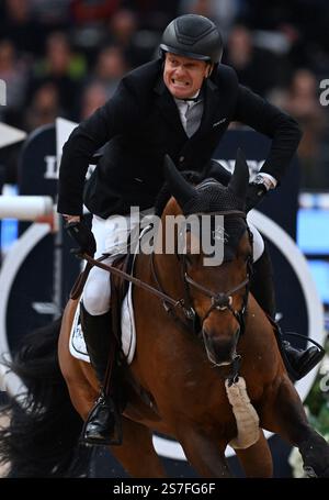 Lipsia, Germania. 19 gennaio 2025. Sport equestre/salto, Coppa del mondo, gara di salto ostacoli con salto. Willem Greve dai Paesi Bassi reagisce sulla Highway TN N.O.P. dopo il suo salto. Crediti: Hendrik Schmidt/dpa/Alamy Live News Foto Stock