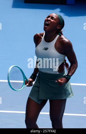 Melbourne, Australia. 19 gennaio 2025. IL COCO GAUFF degli Stati Uniti celebra la sconfitta di Belinda Bencic l'ottavo giorno dell'Australian Open 2025 al Melbourne Park. (Credit Image: © Chris Putnam/ZUMA Press Wire) SOLO PER USO EDITORIALE! Non per USO commerciale! Crediti: ZUMA Press, Inc./Alamy Live News Foto Stock