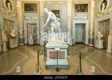 Galleria borghese di Roma che espone la statua in marmo del David di gian Lorenzo Bernini, un capolavoro di scultura barocca, Italia Foto Stock