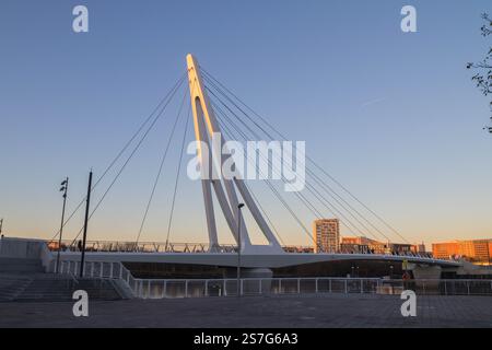 Govan Partick Bridge, un nuovo ponte girevole a Glasgow, Scozia, per trasportare pedoni e biciclette attraverso il fiume Clyde, accanto al Riverside Museum Foto Stock