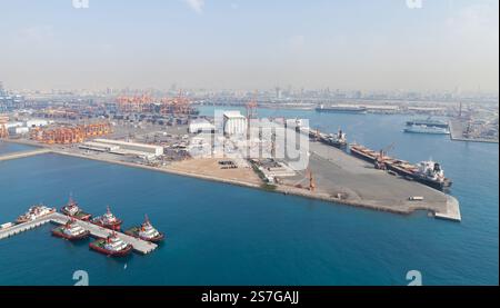 Jeddah, Arabia Saudita - 22 dicembre 2019: Veduta aerea del porto islamico di Jeddah in una giornata di sole Foto Stock