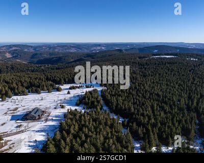 Thueringer Wald 1912025 - Links: Die Neue Gehlberger Huette Thueringer Wald von Oben. Der Schneekopf bei Suhl und Oberhof. Suhl Schneekopf Thueringen Deutschland *** la Foresta Turingia 1912025 ha lasciato la nuova Capanna Gehlberg Foresta Turingia da sopra lo Schneekopf vicino a Suhl e Oberhof Suhl Schneekopf Turingia Germania 190125 ppb-6 Foto Stock