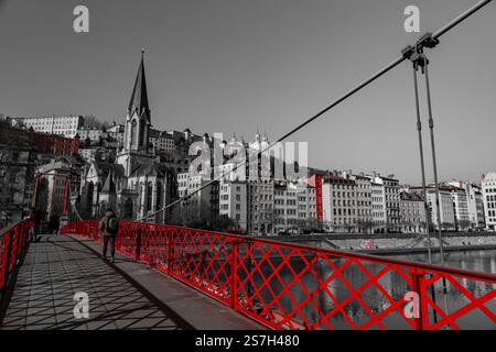Lione, Francia - 26 gennaio 2022: Scena urbana e Ponte Rosso sul fiume Saone in una giornata invernale a Lione, Francia. Foto Stock