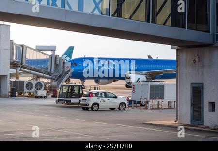 Bari, Puglia, Italia - 10 ottobre 2023: L'aeromobile ITA Airways parte dall'aeroporto internazionale Karol Wojtyła di Bari. Foto Stock