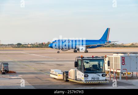 Bari, Puglia, Italia - 10 ottobre 2023: L'aeromobile ITA Airways parte dalla pista dell'aeroporto internazionale Karol Wojtyła di Bari. Foto Stock