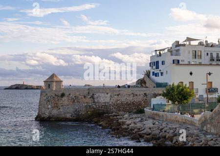 Antiche mura e torre di guardia nella città vecchia - Dalt Vila, Eivissa a Ibiza. Foto Stock