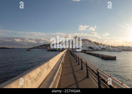 Vista della città vecchia - Dalt Vila, Eivissa a Ibiza con la cattedrale Sante Maria de les Neus. Foto Stock