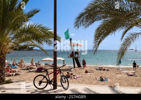 Persone che amano la spiaggia di Ses Figueretes a Ibiza in una giornata di sole. Foto Stock