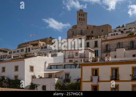 Cattedrale - Catedral de Santa Maria, in cima alla storica città vecchia di Dalt Vila sull'isola di Ibiza. Foto Stock